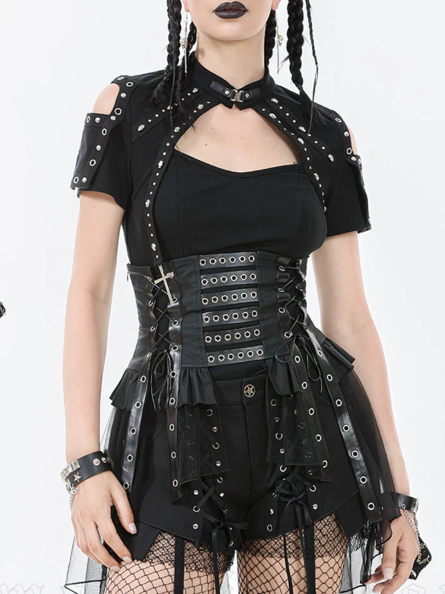 Corset con tachuelas y falda de viscosa
