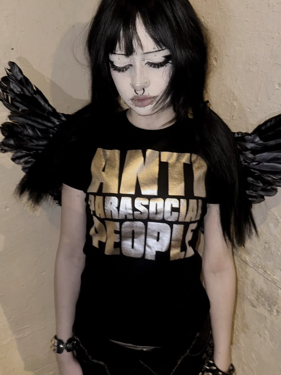 ANTI PARASOCIAL PEOPLE camiseta negra